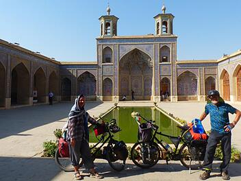 Inge und Manfred Wagner aus Königsberg neben ihren vollbepackten Reiserädern auf dem Innenhof der Nasir-ol-Molk Moschee in Shiraz. Foto: privat