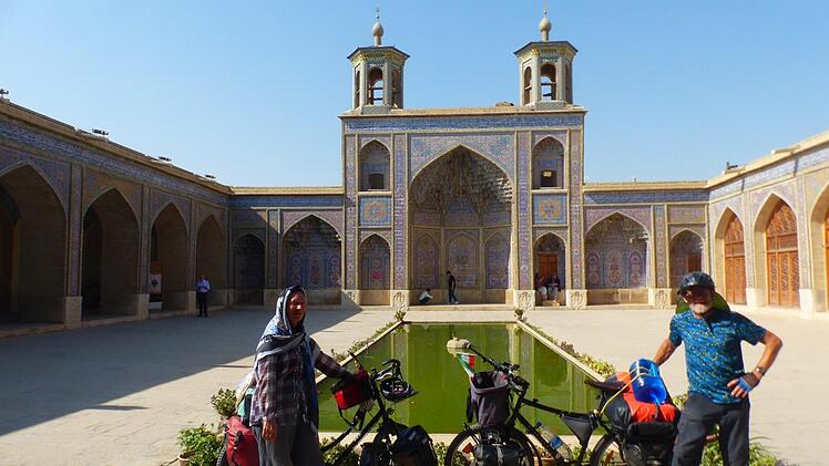 Inge und Manfred Wagner aus Königsberg neben ihren vollbepackten Reiserädern auf dem Innenhof der Nasir-ol-Molk Moschee in Shiraz. Foto: privat
