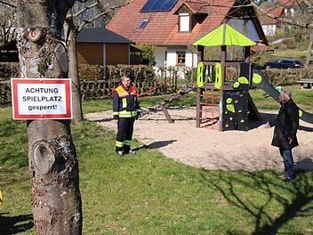 Thorsten Harnus (links) kontrolliert, ob die Sperrung der Spielplätze (hier im Michelsgrund) eingehalten wird und bespricht mit Bürgermeister Helmut Blank die weitere Vorgehensweise. Der Rathauschef hat einen Krisenstab eingerichtet. Thomas Malz