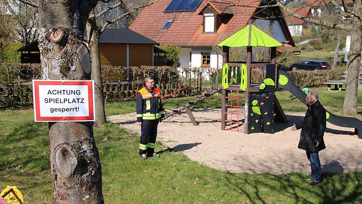 Thorsten Harnus (links) kontrolliert, ob die Sperrung der Spielplätze (hier im Michelsgrund) eingehalten wird und bespricht mit Bürgermeister Helmut Blank die weitere Vorgehensweise. Der Rathauschef hat einen Krisenstab eingerichtet. Thomas Malz