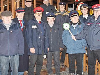 Bereit für die Abfahrt: die diesjährigen Schaffner der Märchenwaldbahn