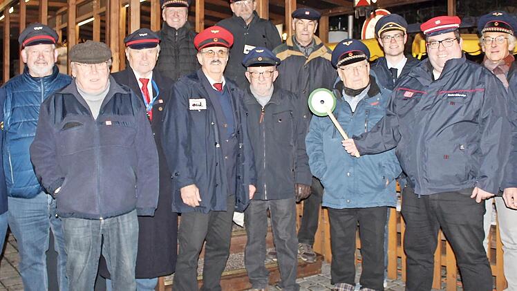 Bereit für die Abfahrt: die diesjährigen Schaffner der Märchenwaldbahn