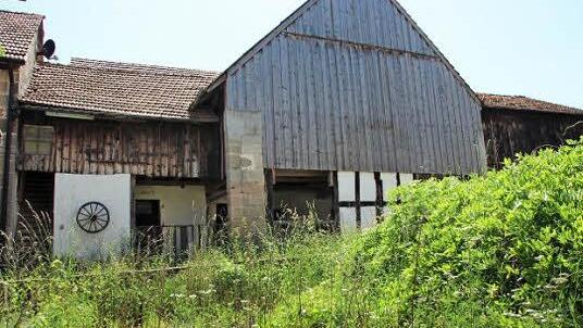 Die Scheune des Reiterhofs ist baufällig und stellt nach Meinung der Bürger eine Gefahr für spielende Kinder dar. Foto: Eckehard Kiesewetter