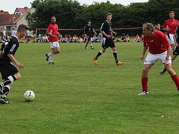 Auch Schulleiter Uli Langer (rechts vorne) stellte sich dem Fußballspiel. Foto: Andreas Brandl