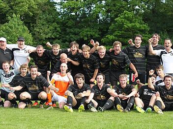 Unbändiger Jubel beim SV Motschenbach. Durch ein 1:0 zum Saisonfinale beim schärfsten Rivalen FC Schwarzach sicherte sich das Team von Trainer Hichael Hergl (hinten rechts) die Meisterschaft in der Fußball-A-Klasse 6 Kulmbach.  Fotos: Herbert Georgius