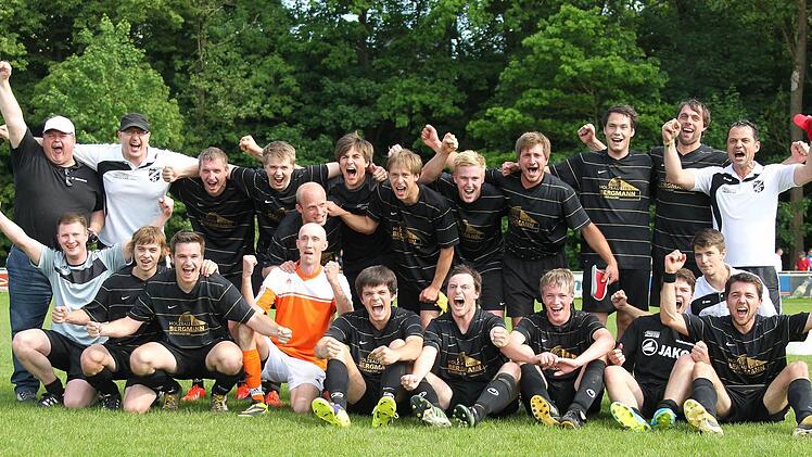 Unbändiger Jubel beim SV Motschenbach. Durch ein 1:0 zum Saisonfinale beim schärfsten Rivalen FC Schwarzach sicherte sich das Team von Trainer Hichael Hergl (hinten rechts) die Meisterschaft in der Fußball-A-Klasse 6 Kulmbach.  Fotos: Herbert Georgius