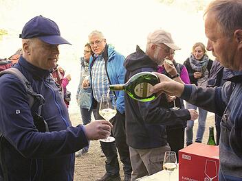 Betriebsleiter Klaus Schäfer "versüßt" Ex-Vizelandrat "Pizzy" Gutmann (l.) den Weitermarsch mit einem 2014er Silvaner Kabinett. Foto: Winfried Ehling