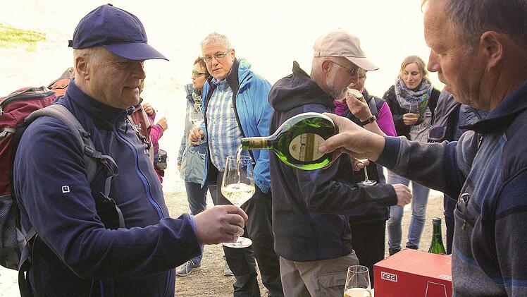Betriebsleiter Klaus Schäfer "versüßt" Ex-Vizelandrat "Pizzy" Gutmann (l.) den Weitermarsch mit einem 2014er Silvaner Kabinett. Foto: Winfried Ehling
