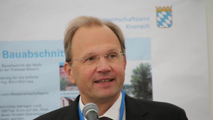 Abteilungsleiter Hans-Joachim Rost vom Wasserwirtschaftsamt führte durch die Veranstaltung.