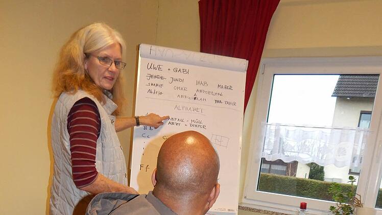 Sabine Grasse bringt einem Äthiopier Deutsch bei. Dazu gehören auch Begriffe aus dem Alltagsleben. Foto: Mona Lisa Eigenfeld