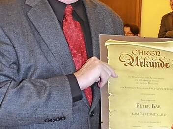 Das neue Ehrenmitglied Peter Bär freut sich über die Urkunde.
