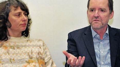 Kerstin Popp und Christoph Bochinger forderten vor der Presse in Bayreuth einmal mehr die komplette Streichung der Fichtelgebirgsautobahn aus dem Bundesverkehrswegeplan. Foto: Stephan Herbert Fuchs