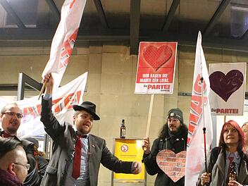 Zu einer Kundgebung trafen sich Mitglieder und Sympathisanten der Partei "Die Partei" am Coburger Bahnhof. Foto: Jochen Berger