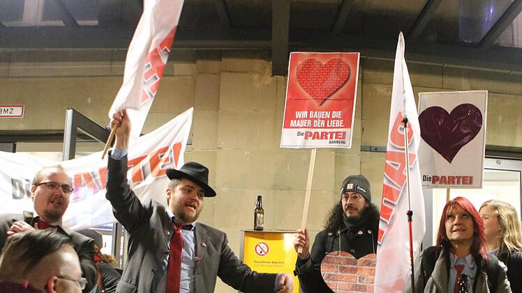 Zu einer Kundgebung trafen sich Mitglieder und Sympathisanten der Partei "Die Partei" am Coburger Bahnhof. Foto: Jochen Berger