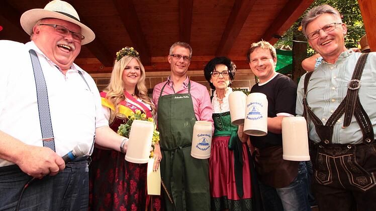 Ein Prosit auf das 176. Annafest. Für Oberbürgermeister Uwe Kirschstein (3. v. l.) ist es das erste in dieser Funktion. Foto: Josef Hofbauer