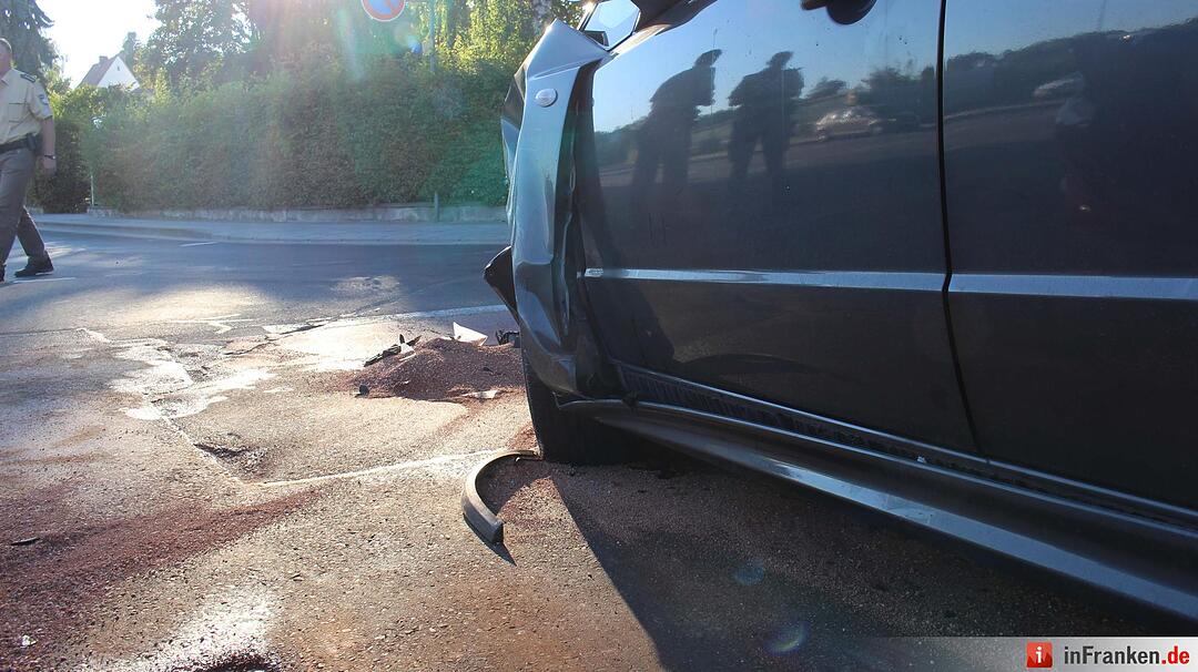 Frontalcrash zweier Pkw im Kreuzungsbereich - Beide Fahrerinnen schwer verletzt