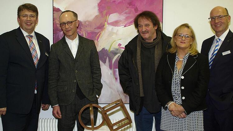 "Kunst soll Spaß machen" lautet die Meinung aller Beteiligten. Bankdirektor Johannes Wagenpfahl (l.) und sein Stellvertreter Matthias Busch (r.) mit Ralf Hartan, Carlo Catoni und Kunsthistoriker Astrid Hedrich-Scherpf.  Foto: Winfried Ehling