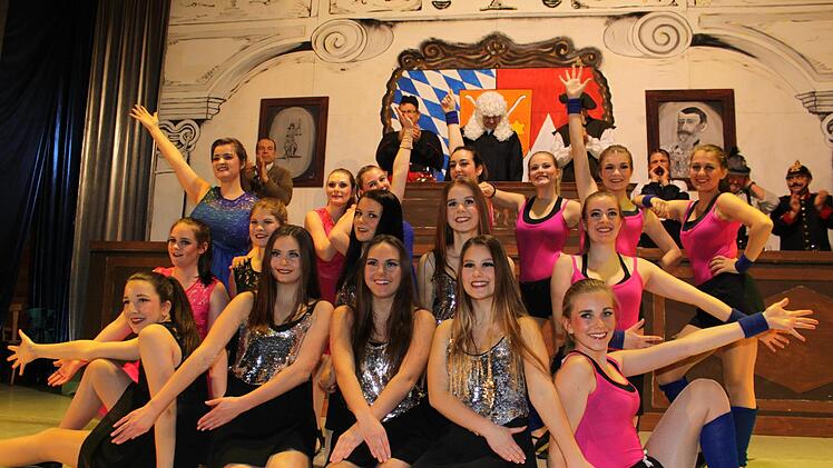 Die Showtanzgruppe "Shaking Sisters" bot einen Augenschmaus bei der Westheimer Büttensitzung.Christiane Reuther