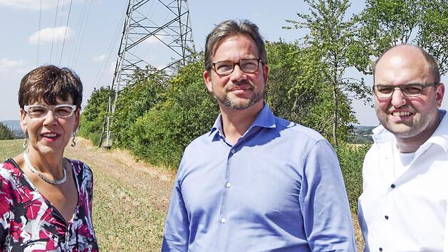Staatssekretär Florian Pronold (Mitte) machte sich ein Bild vom Umspannwerk und den Stromleitungen rund um Redwitz. Eingeladen hatten Susann Biedefeld und Sebastian Müller. Foto: Andreas Welz