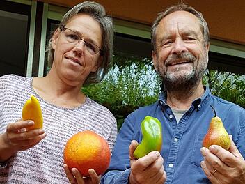 Sabine Hansen und Johannes Heiner belohnen heute Abend vier Preisträger für die Früchte ihrer Arbeit. Die zweite Preisträgerin erwartet dieser Erntekorb mit Früchten aus dem Garten. Foto: Ekkehard Roepert