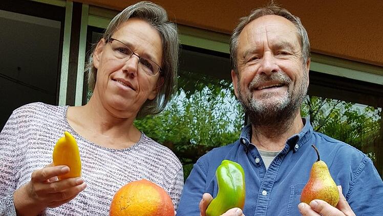 Sabine Hansen und Johannes Heiner belohnen heute Abend vier Preisträger für die Früchte ihrer Arbeit. Die zweite Preisträgerin erwartet dieser Erntekorb mit Früchten aus dem Garten. Foto: Ekkehard Roepert