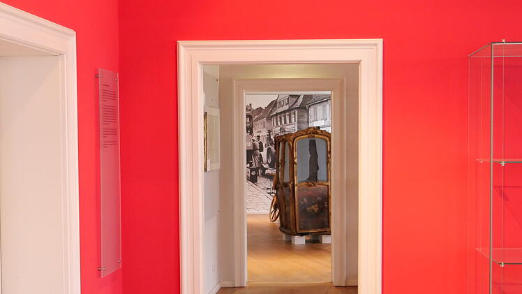 Anhand der Ausstellung können junge und alte Besucher*innen hautnah Geschichte erleben.