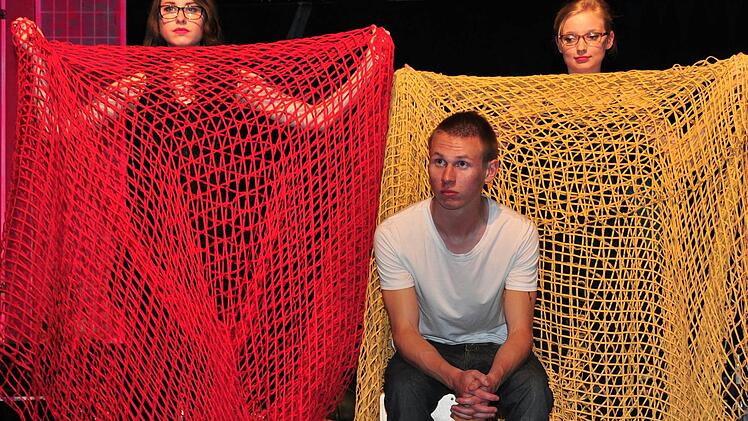 Herausragend spielte Lorenz Schneidmadel (im Bild) seine Rolle in dem Stück "Auf der Greifswalder Straße" von Roland Schimmelpfennig, das die Theatergruppe der Mittel- und Oberstufe des Regiomontanus-Gymnasiums Haßfurt unter der Regie von Katrin Hiernickel mit der Projektband unter der Leitung von Alexandra Weber aufführte. Mit im Bild (hinten von links) Annika Büchner und Elisabeth Melber. Foto: ul