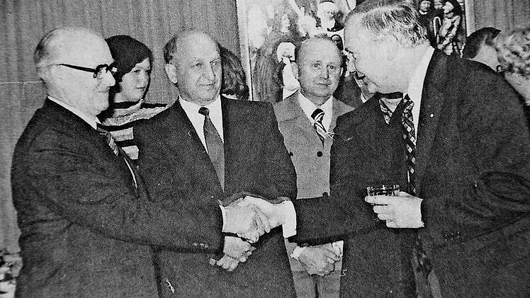 Bei der Eröffnung 1974 gratulierte der damalige Staatssekretär Albert Meyer (rechts) dem Vorsitzenden Simon Hafenecker zu dem Museum. Derartige Sammlungen suchte man damals in der Region vergebens. Nur Bamberg und (Bad) Staffelstein hatten damals Vergleichbares zu bieten. Foto: Archiv
