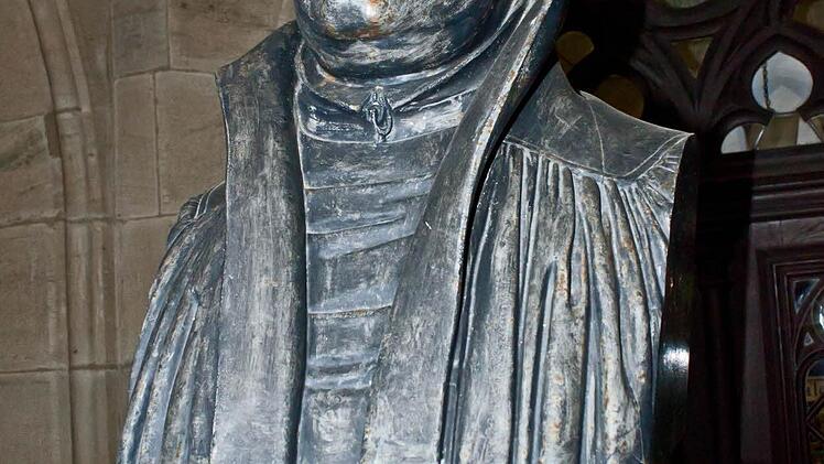 Lutherbüste vor dem Haupteingang der Luther-Schule in Coburg.Foto: Jochen Berger