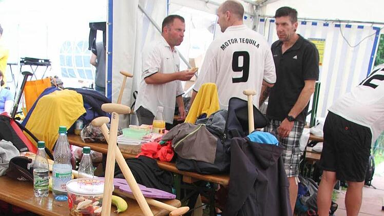 Blick ins Teamlager: Beim 5. Drachenbootrennen gingen 13. Mannschaften gingen an den Start. Foto: Sonja Adam