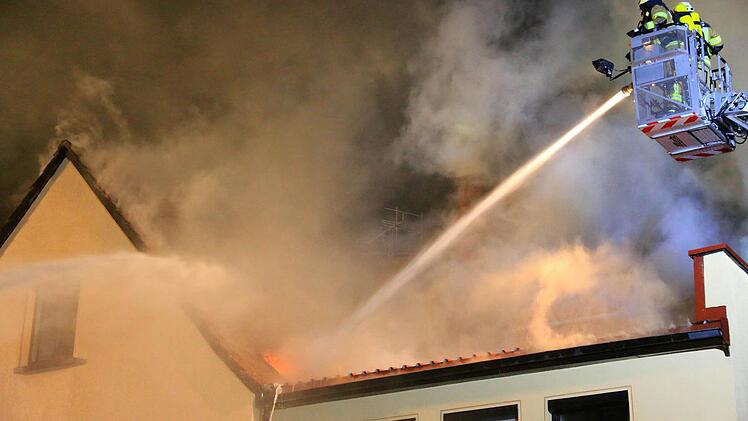 In Grub am Forst (Landkreis Coburg) brannte in der Nacht auf Montag ein Mehrfamilienhaus. Foto: Ferdinand Merzbach