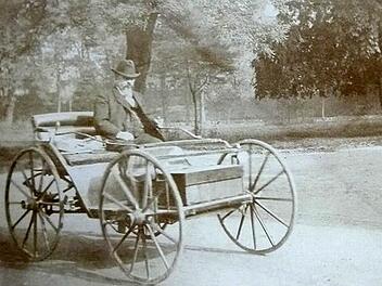 Andreas Flocken in seinem Elektromobil. Fast alle Flocken-Nachfahren haben ein Exemplar dieser Aufnahme, die in Coburg entstand. Laut Lieselotte Specht, einer in Köln lebenden Flocken-Enkelin, ist auf ihrer vermerkt "Ernstplatz 1892". Es dürfte daher das erste Flocken-Fahrzeug sein. Es gibt weitere Fotos mit verbesserten Fahrzeugen in den Folgejahren, das letzte von 1903. Foto: CT-Archiv