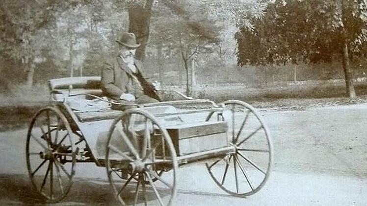 Andreas Flocken in seinem Elektromobil. Fast alle Flocken-Nachfahren haben ein Exemplar dieser Aufnahme, die in Coburg entstand. Laut Lieselotte Specht, einer in Köln lebenden Flocken-Enkelin, ist auf ihrer vermerkt "Ernstplatz 1892". Es dürfte daher das erste Flocken-Fahrzeug sein. Es gibt weitere Fotos mit verbesserten Fahrzeugen in den Folgejahren, das letzte von 1903. Foto: CT-Archiv