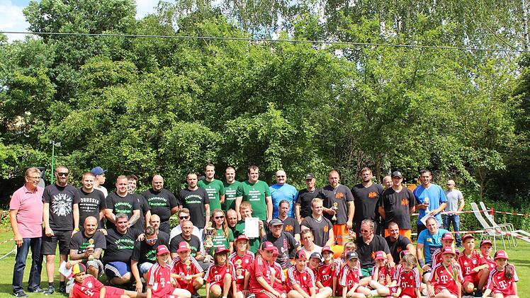 Alle Mannschaften des Tauziehens Foto: Manja von Nida