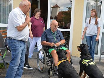 Richard Wittke (links) und Daniela Appel (rechts) gratulieren mit Luna und Kalle dem Senior Ludwig zum Geburtstag. Foto: Ronald Rinklef