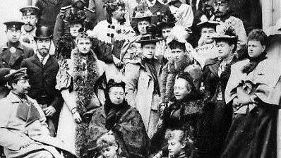 Das ber&uuml;hmte Uhlenhut-Foto von 1894, als Prinzessin Victoria Melita von Sachsen-Coburg und Gotha ihren Cousin, Gro&szlig;herzog Ernst Ludwig von Hessen-Darmstadt, heiratete. Das Brautpaar selbst ist nicht auf dem Foto. Foto: Archiv