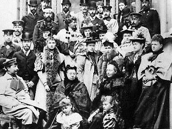 Das ber&uuml;hmte Uhlenhut-Foto von 1894, als Prinzessin Victoria Melita von Sachsen-Coburg und Gotha ihren Cousin, Gro&szlig;herzog Ernst Ludwig von Hessen-Darmstadt, heiratete. Das Brautpaar selbst ist nicht auf dem Foto. Foto: Archiv