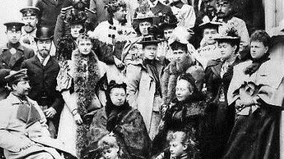 Das ber&uuml;hmte Uhlenhut-Foto von 1894, als Prinzessin Victoria Melita von Sachsen-Coburg und Gotha ihren Cousin, Gro&szlig;herzog Ernst Ludwig von Hessen-Darmstadt, heiratete. Das Brautpaar selbst ist nicht auf dem Foto. Foto: Archiv