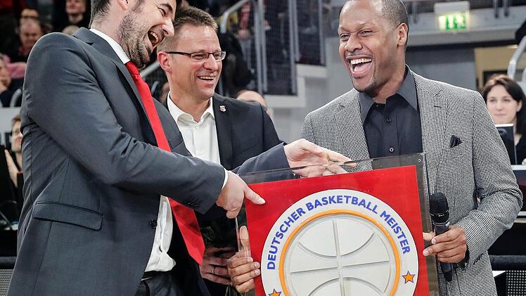 Brose-Mediendirektor Thorsten Vogt, Geschäftsführer Rolf Beyer und Demond Mallet (v. l.) mit der Meistertrophäe von 2005