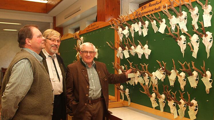 Natürlich stießen bei der Hegeschau auch die Gehörne auf großes Interesse und wurden genauestens beurteilt.Günther Geiling