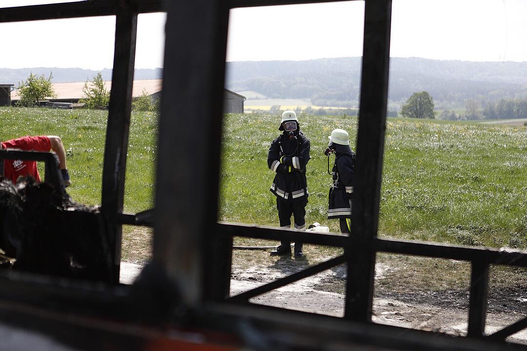 Mittelfranken: Vollbesetzter Schulbus fängt Feuer und brennt komplett aus