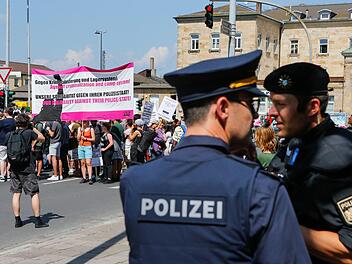 In Bamberg gingen 1500 Menschen gegen das neue bayerische Polizeiaufgabengesetz auf die Straße.  Foto: Matthias Hoch