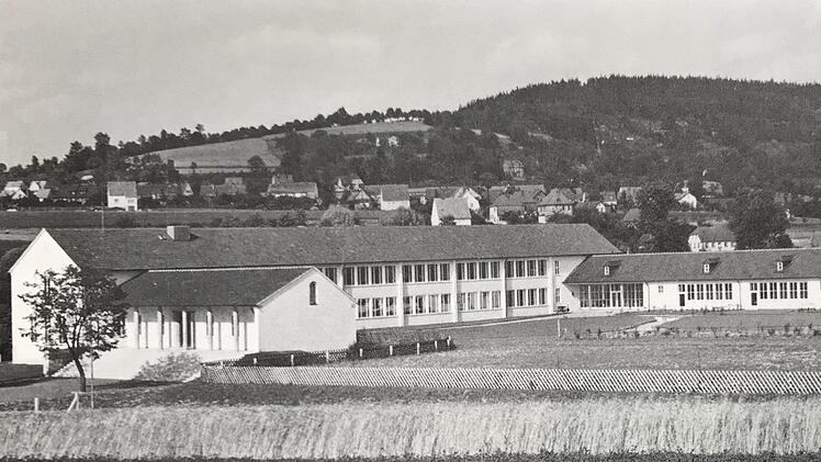 Ins Gr&uuml;ne gebaut: Die Reform- und Musterschule Mangersreuth bei ihrer Fertigstellung 1953.Foto: Kulmbacher Stadtarchiv