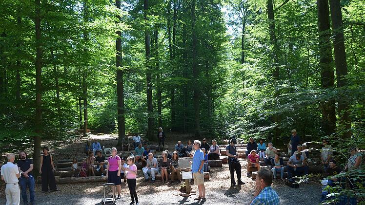 Bei einem Rundgang waren alle Teilnehmer erschüttert, dass es an den Informationen seitens der Stadt gemangelt habe und dass es trotz Protesten mit großem Maschineneinsatz im Wald zu Fällaktionen gekommen sein. Peter Rauch