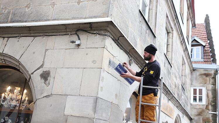 Für die Dreharbeiten wird der Melchior-Otto-Platz kurzerhand zur "Rue de la Monnaie" - also zur Münzgasse. Foto: Marian Hamacher