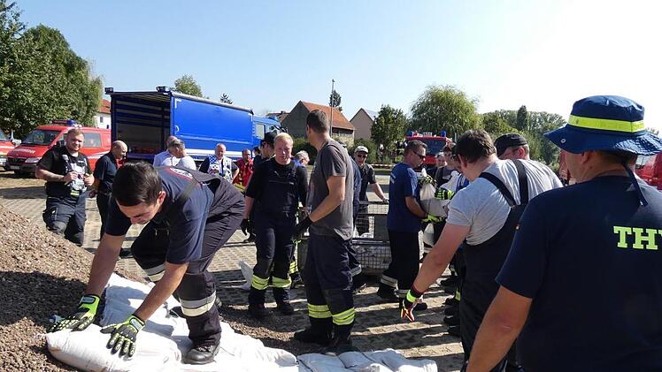 Unter Anleitung der erfahrenen Einsatzkräfte vom THW Haßfurt verbauten die Übungsteilnehmer Unmengen an Sandsäcken.