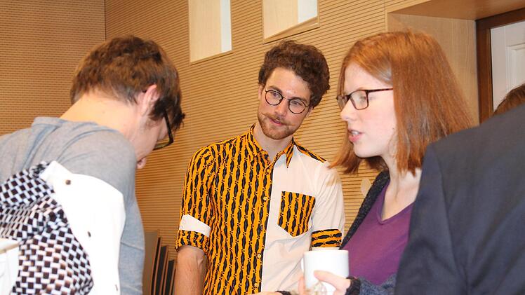 Benedikt Rittger (Mitte) tr&auml;gt die Hemden selbst auch gerne, die einen klassischen Schnitt mit farbenfrohen Mustern verbinden. Foto: Mirjam Stumpf