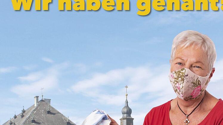 Christine Schuster: "Wir sind sieben Frauen im Basarteam der evangelischen Kirchengemeinde Weitramsdorf und haben schon vor der Aktion des Landkreises rund 150 Masken für den ASB genäht. Nach dem Aufruf des Landkreises haben wir dann nochmal rund 350 Masken genäht. Die Schwierigkeit bestand damals darin, dass wir gar nicht genug Gummiband hatten. Zum Glück hatte eine Bekannte bei sich noch eine größere Rolle Gummilitze entdeckt."