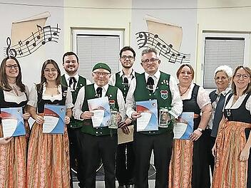 Geehrte Mitglieder der Blaskapelle Ebersbach mit Vorsitzender Simone Huber und der Kreisvorsitzenden des NBMB, Claudia Heim.