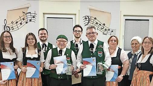 Geehrte Mitglieder der Blaskapelle Ebersbach mit Vorsitzender Simone Huber und der Kreisvorsitzenden des NBMB, Claudia Heim.